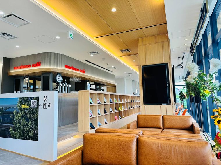 ソファ席やスニーカーが飾られた棚などが設置されているマリネスカフェの店内