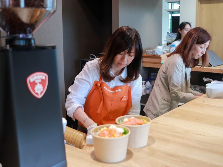 マリネスカフェのカウンターキッチン内で調理をしているスタッフ