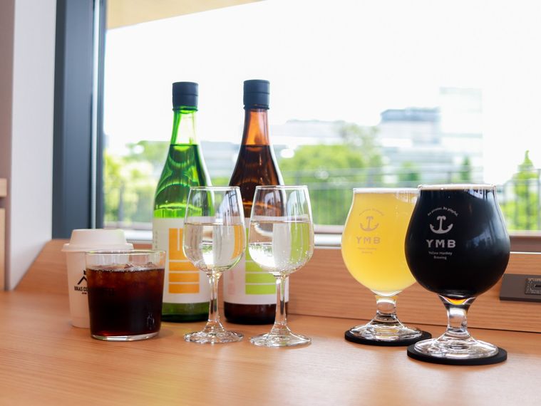 マリネスカフェのドリンクメニューが木製のカウンターテーブルに並んでいる