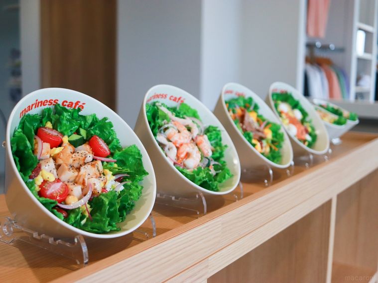 マリネスカフェの店内中央に設置されている商品棚の上に並んだマリネスサラダのサンプル