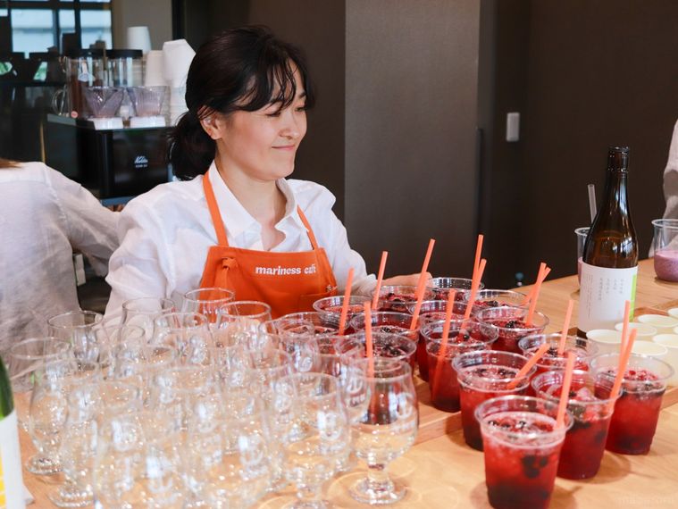 マリネスカフェのカウンターキッチンでドリンクを作っているスタッフ
