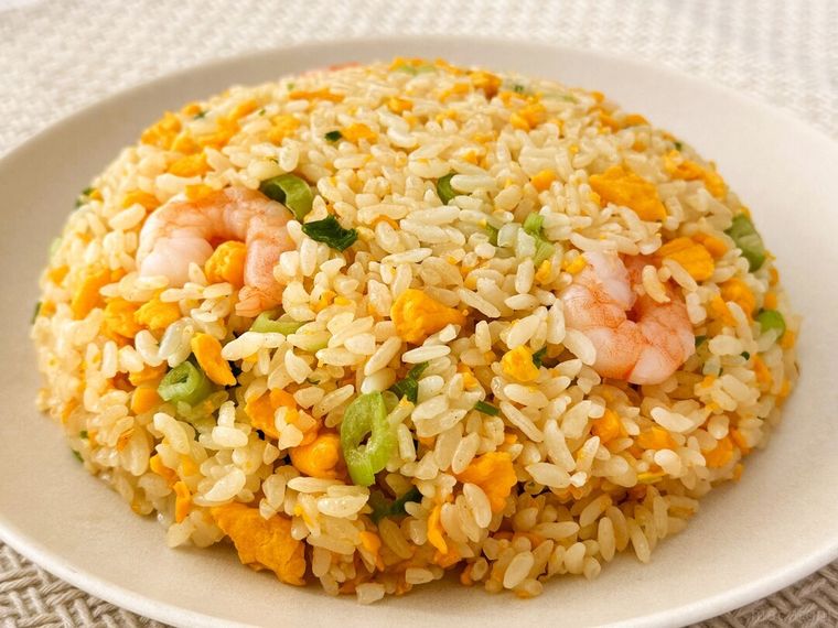 レンジで温めた「たっぷり卵のえび炒飯」