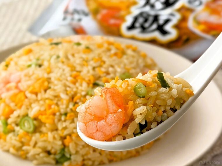 「たっぷり卵のえび炒飯」とパッケージが並んでいる様子