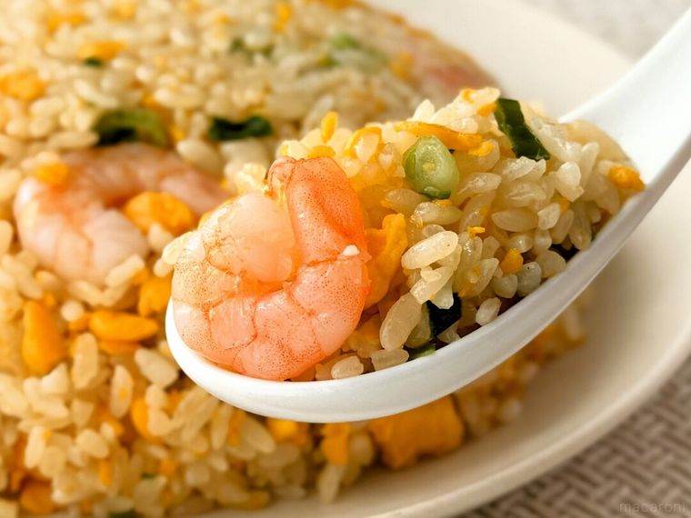 「たっぷり卵のえび炒飯」をレンゲですくっている様子