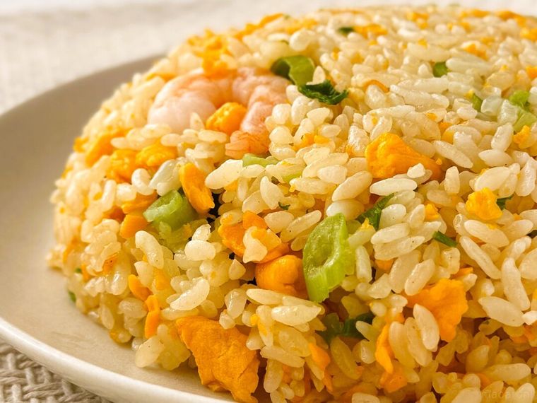 白皿に盛り付けた「たっぷり卵のえび炒飯」