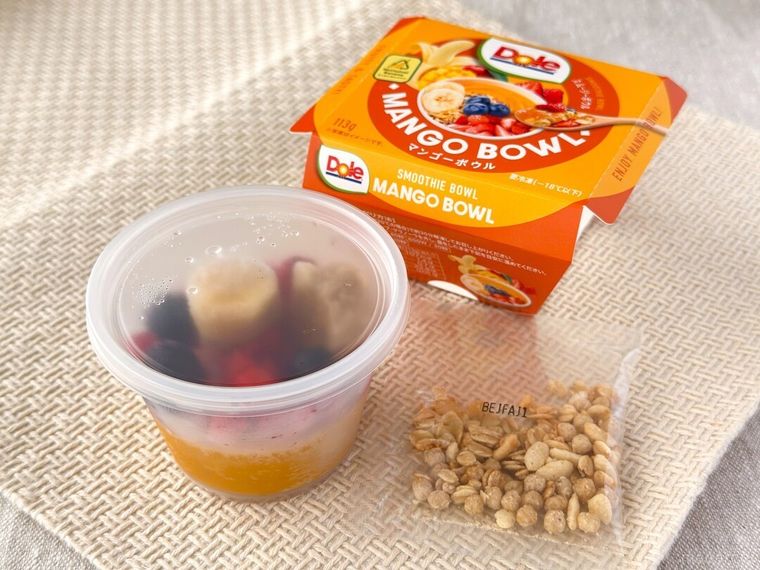 「Dole スムージーボウル マンゴー」をパッケージから取り出した様子