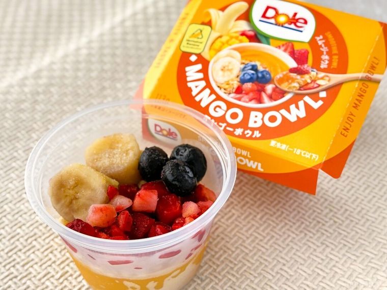 テーブルの上に置かれた「Dole スムージーボウル マンゴー」