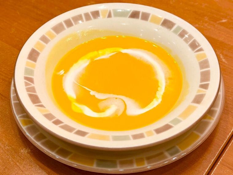 器に盛り付けられた冷たいパンプキンスープ