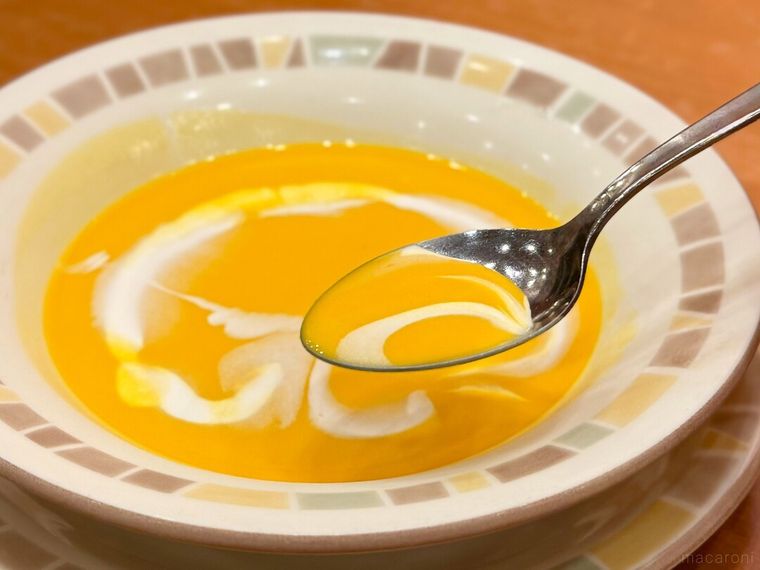 冷たいパンプキンスープをスプーンですくっている様子