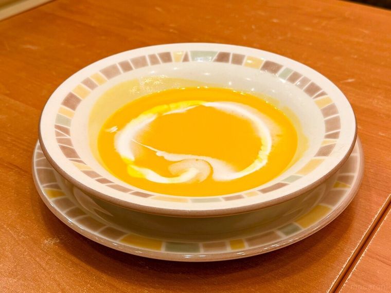 テーブルに置かれた冷たいパンプキンスープ