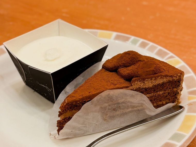 チョコレートケーキミルクジェラートが皿に盛り付けられている様子