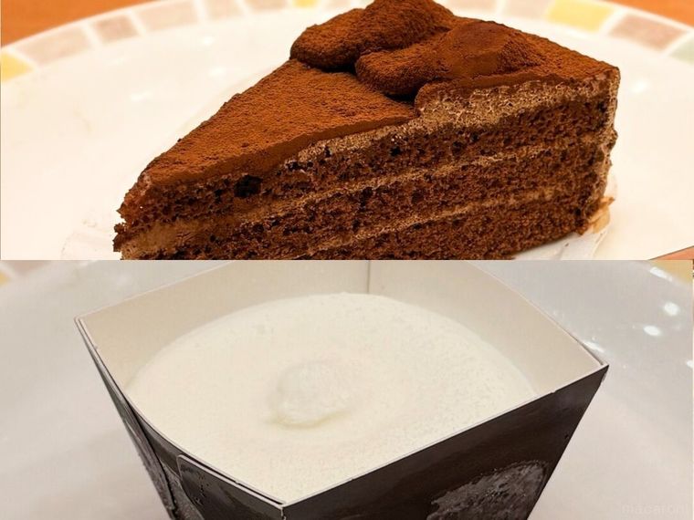 チョコレートケーキミルクジェラートが並んでいる様子