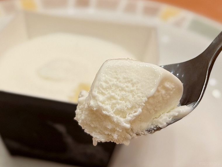 ミルクジェラートをスプーンですくっている様子