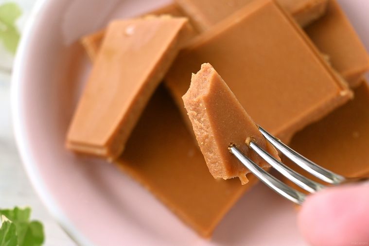 きなこチョコをフォークで刺して持ち上げる様子