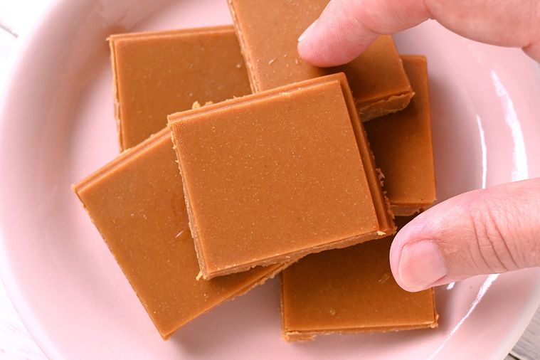 きなこチョコを摘もうとする様子