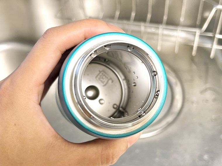 濡れた水筒を手で持っている様子