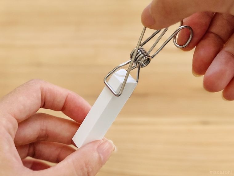 珪藻土スティックをハンギングステンレス 薬味チューブピンチで挟んだ様子