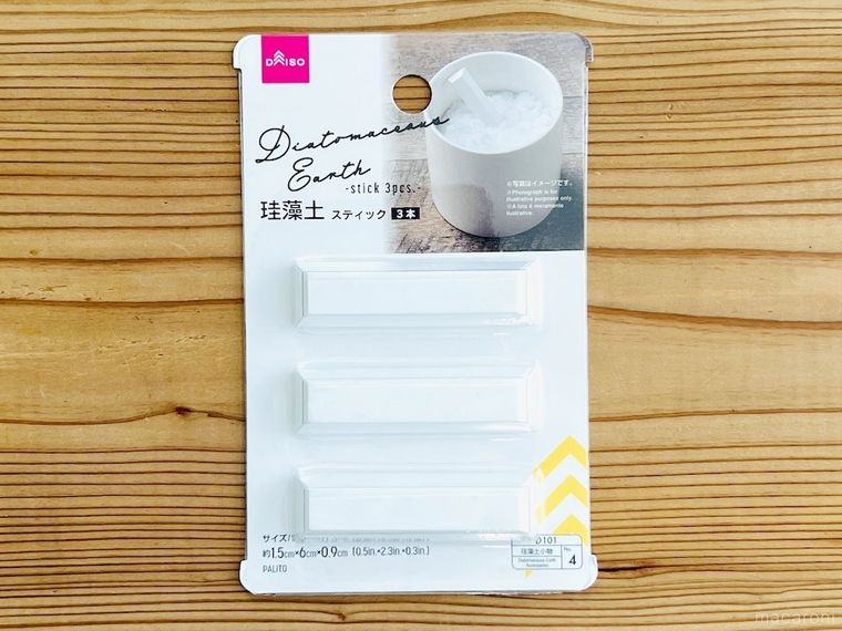 テーブルの上に置かれたダイソーの珪藻土スティック