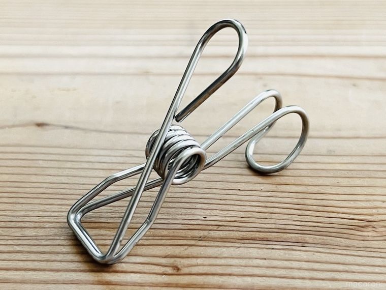 セリアのハンギングステンレス 薬味チューブピンチをパッケージから出した様子