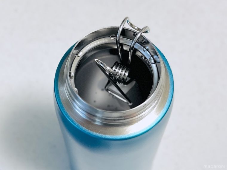 ピンチで挟んだ珪藻土スティックで水筒の内側を乾かしている様子