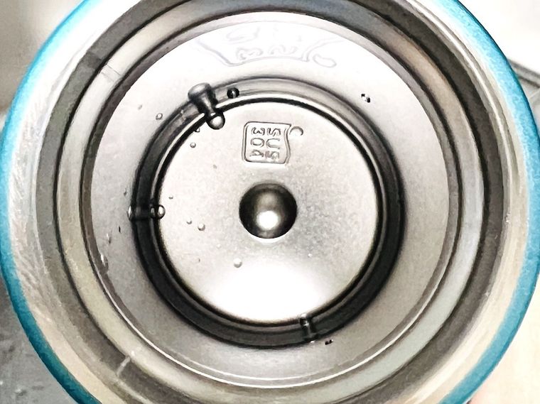 水筒の内側に水滴が少しついている様子
