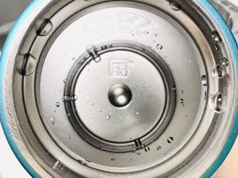 水筒の内側が濡れている様子