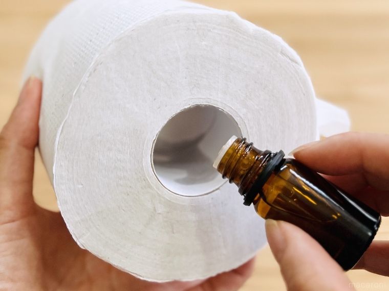 トイレットペーパーの芯にアロマオイルを垂らしている様子