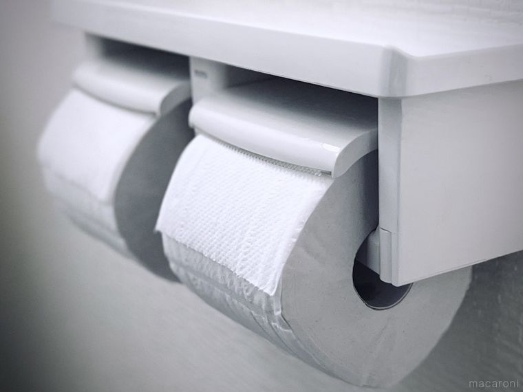 ペーパーホルダーにトイレットペーパーを取り付けた様子