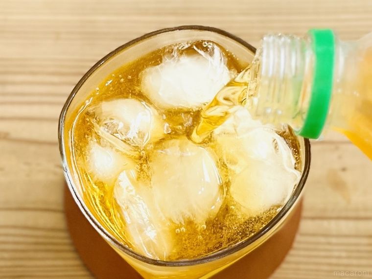 グラスに紅茶サイダーをそそいでいる様子