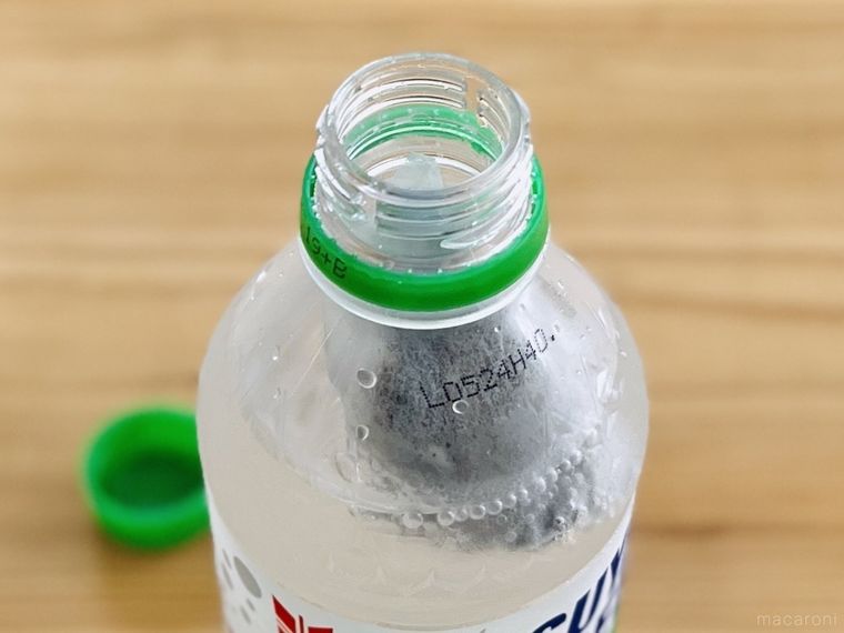 三ツ矢サイダーにティーバッグを入れた様子