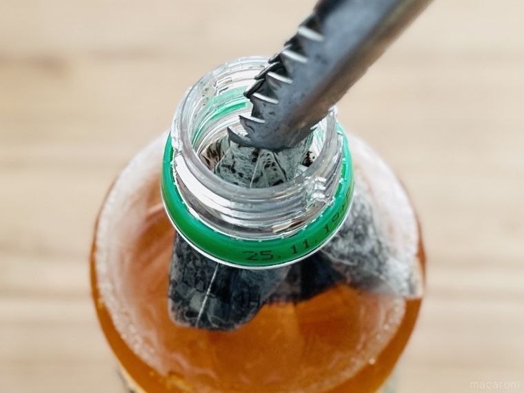 三ツ矢サイダーに入れたティーバッグをトングで取り出そうとしている様子