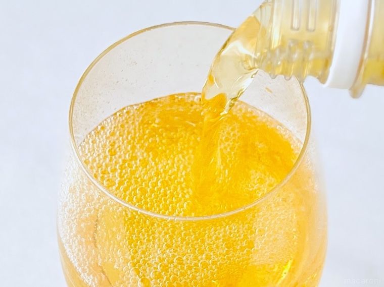 紅茶サイダーをグラスにそそいでいる様子