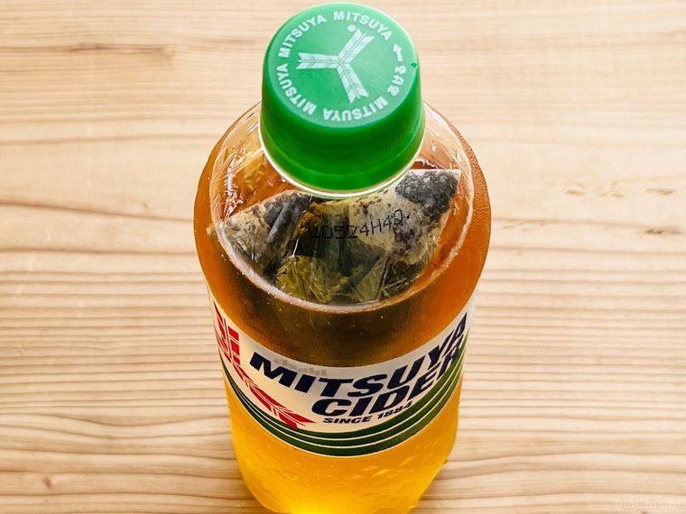 三ツ矢サイダーにティーバッグを入れた様子
