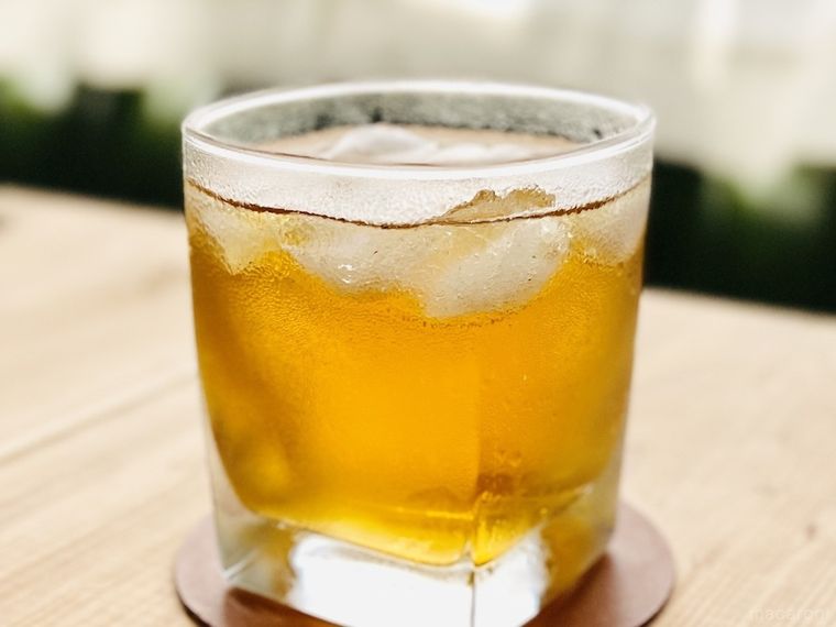 グラスにそそいだ紅茶サイダー