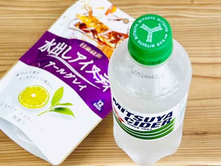 三ツ矢サイダーと水出しアイスティーがテーブルの上に置かれている様子