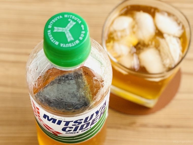 ティーバッグが入った三ツ矢サイダーと、グラスに注がれた紅茶サイダー