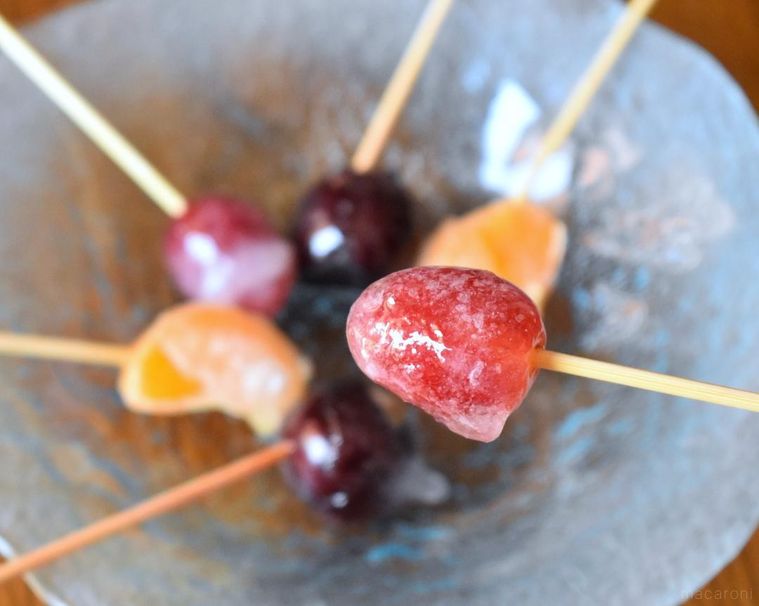 皿に盛ったフルーツ飴