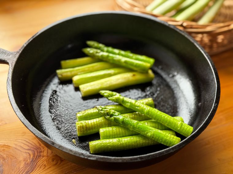 鉄のフライパンに入ったアスパラソテー