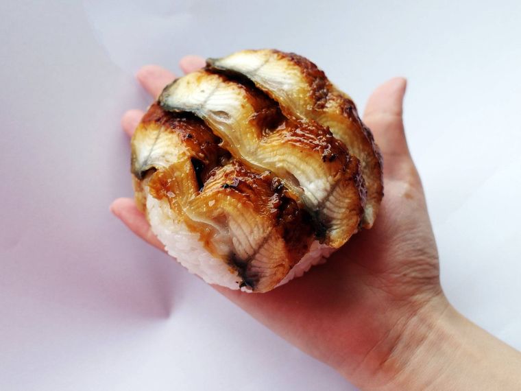 驚きのサイズ感のうなぎおにぎり