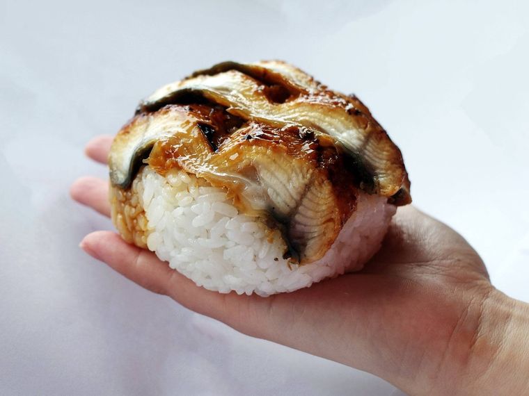 手のひらにのっているうなぎのおにぎり