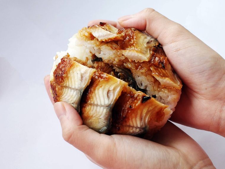 上にも中にもたっぷりうなぎ蒲焼きのおにぎり