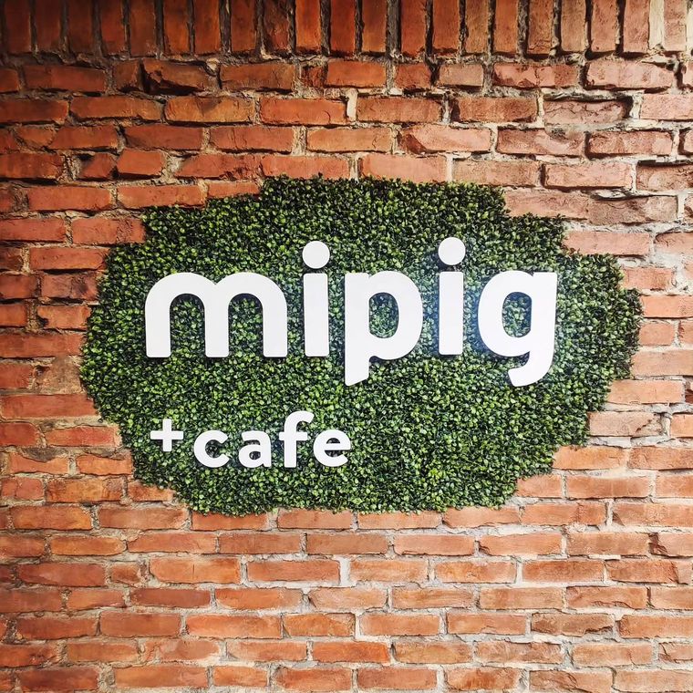 マイピッグカフェ 原宿店の看板