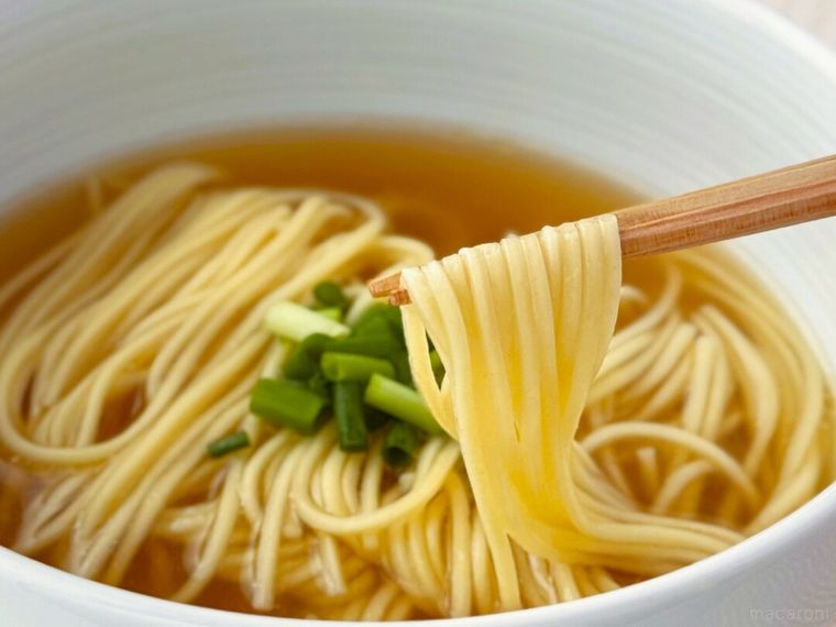 マルタイラーメンの麺を箸で持っている様子