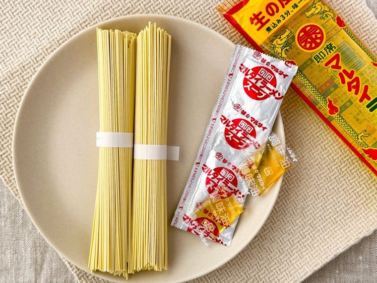 マルタイラーメンの乾麺や調味油などが並んでいる様子