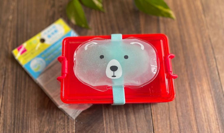 凍らせたダイソーのベルト付き保冷剤