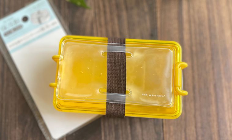 凍らせたセリアの保冷剤ベルト通し穴付