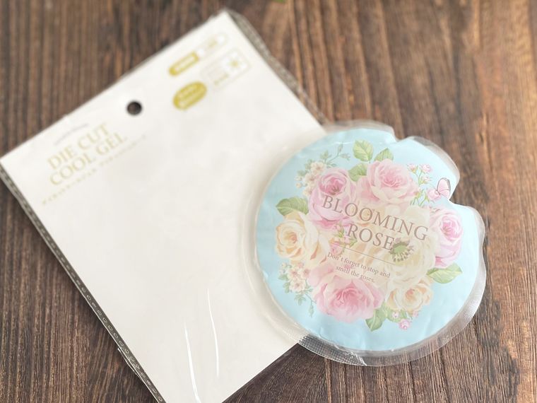 凍らせたセリアのプリティローズ保冷剤