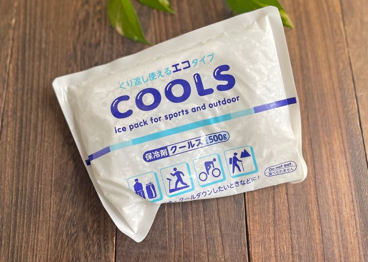 冷凍庫で凍らせた保冷剤クールス