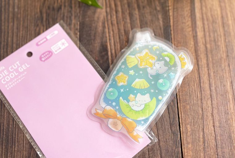 凍らせてから取り出した保冷剤キラキラアイスバー