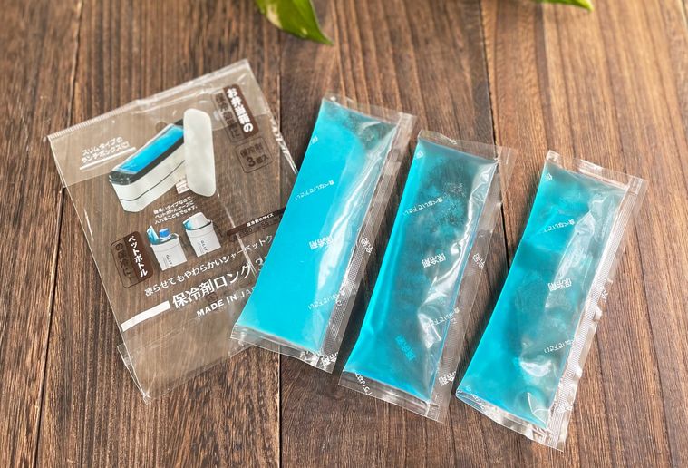 冷凍庫から取り出した保冷剤ロング3P